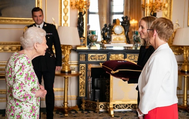 Королева Єлизавета вручила нагороди медикам