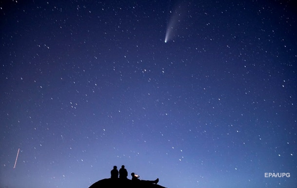 A giant comet flew to Earth, hitting the live broadcast