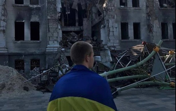 У Маріуполі хлопець вийшов на площу з українським прапором