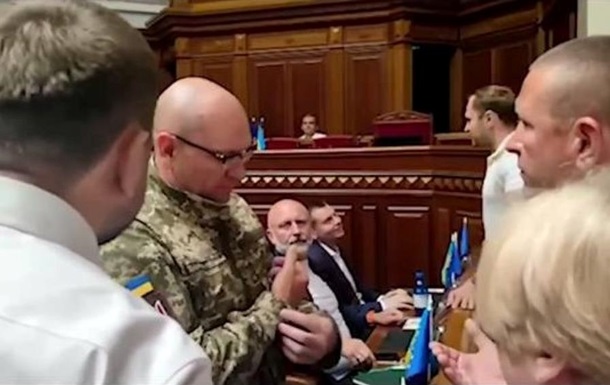 Депутата Шевченка присоромили у ВР за військову форму