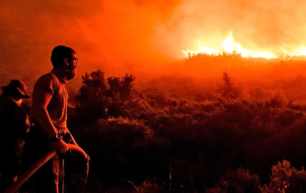 У Греції евакуювали сотні людей через лісову пожежу