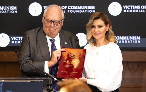 Зеленская получила награду, присужденную украинскому народу