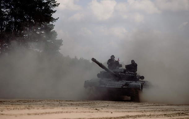 Российский танк открыл огонь по украинским комбайнерам