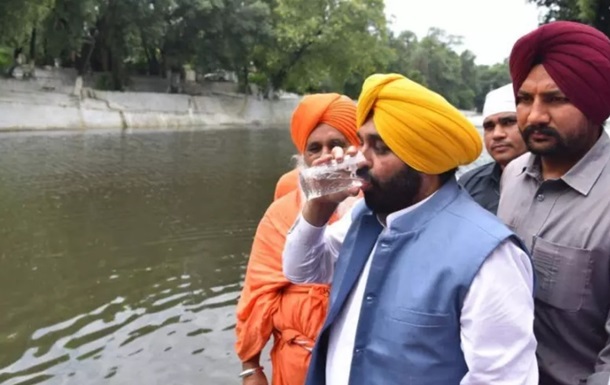 В Индии политик выпил  священной  воды и попал в больницу