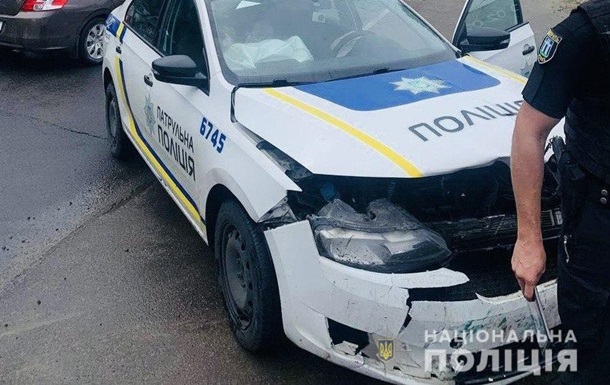 В Ровно мужчина во время погони разбил три полицейских авто