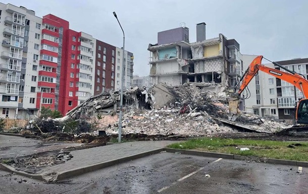 У Бучі демонтували обстріляний РФ житловий будинок