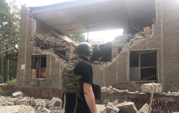 РФ обстреляла Чугуев: разрушено много зданий, из-под завалов достают людей
