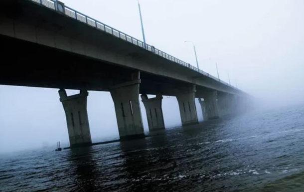 У мережі повідомляють про удари по Антонівському мосту