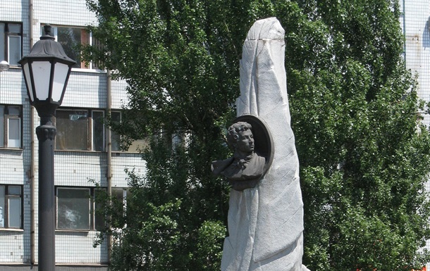 В Запорожье демонтировали памятник Пушкину - СМИ