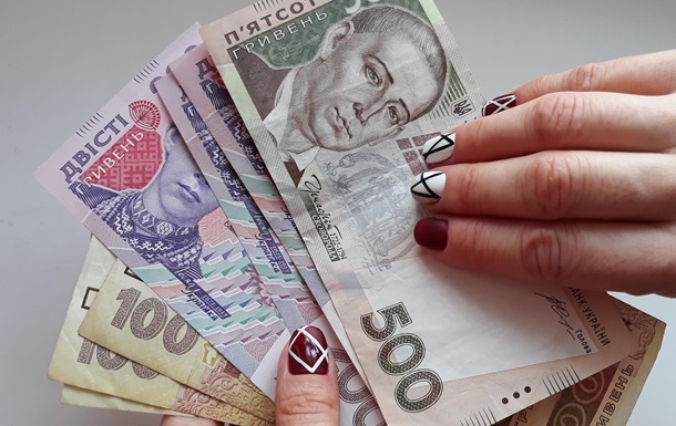 У половини українців, які працюють, знизилася зарплата - опитування
