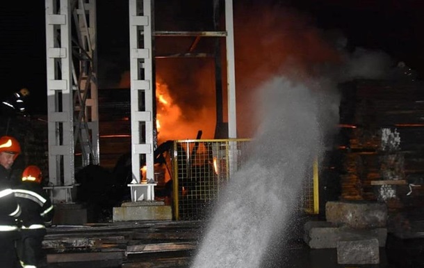 ГСЧС показала фото и видео пожара в порту Одессы