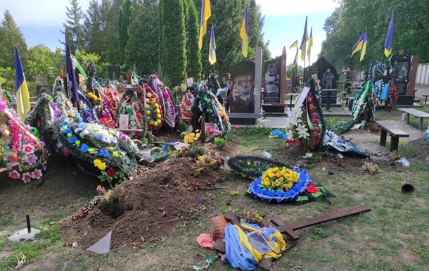 На кладбище в Умани повредили могилы военнослужащих