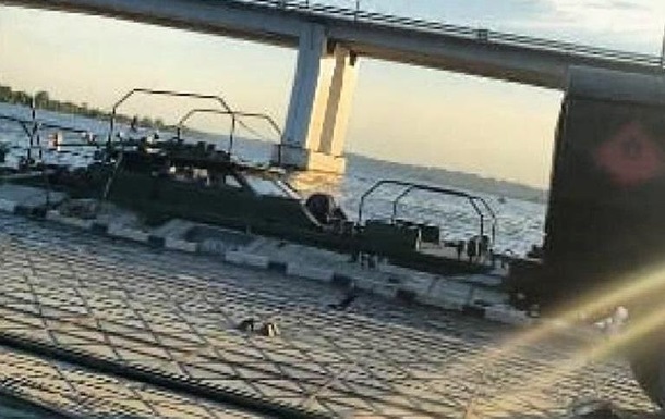 Оккупанты запустили паромную переправу возле Антоновского моста