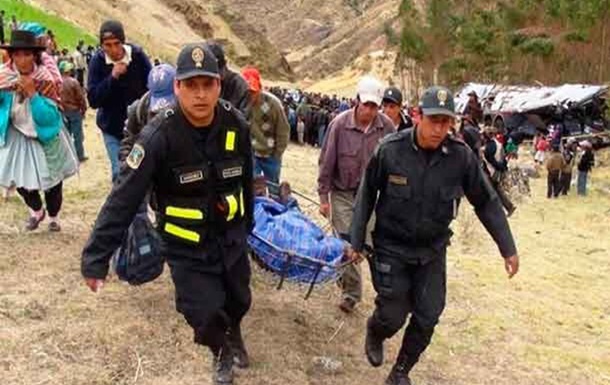 У Перу 16 людей загинули через падіння фургона у прірву