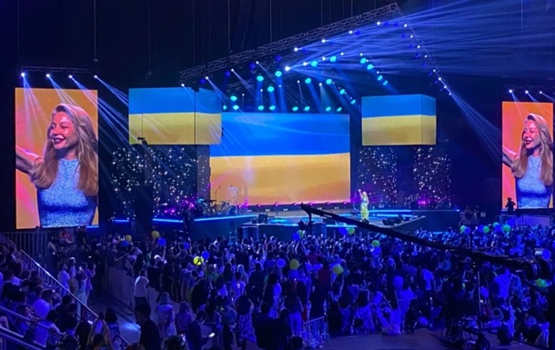 На концерте в Алматы у зрителей забирали украинские флаги