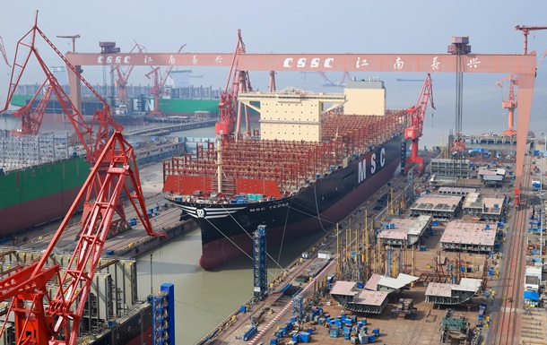 Китай спустил на воду крупнейший в мире контейнеровоз