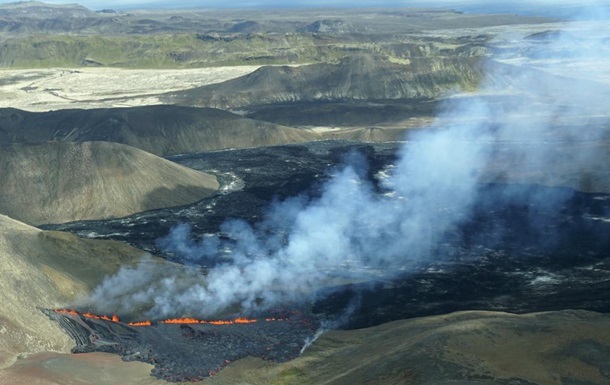 Возле главного аэропорта Исландии проснулся вулкан