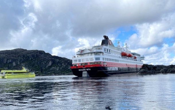 У Норвегії сів на мілину круїзний лайнер