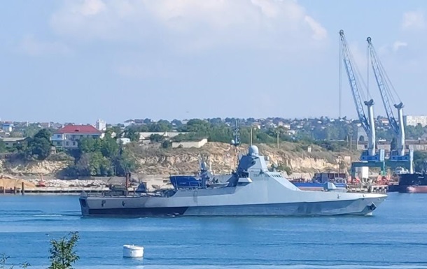 В Севастопольскую бухту зашел российский корабль с обгоревшим бортом