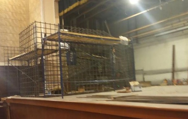 The occupiers are preparing the cages for the show trial of the prisoners
