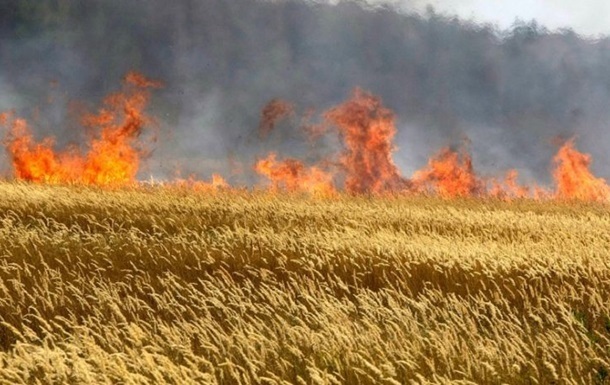 На Харьковщине из-за обстрелов горело поле, повреждены предприятия