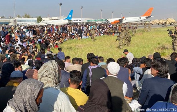 Рік під талібами: найбільшу кількість афганців у Європі евакуювала ФРН