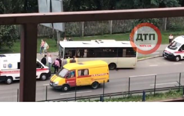 В Киеве автобус въехал в столб: водитель потерял сознание 