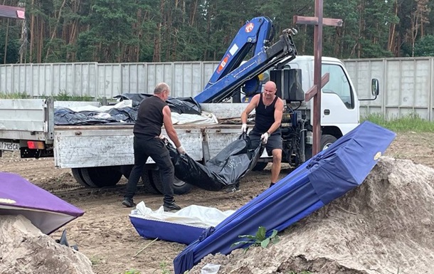 В Буче похоронили тела 15 неопознанных людей