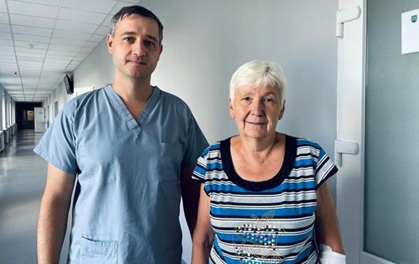 Во Львове с помощью робота-хирурга спасли женщину с редким диагнозом