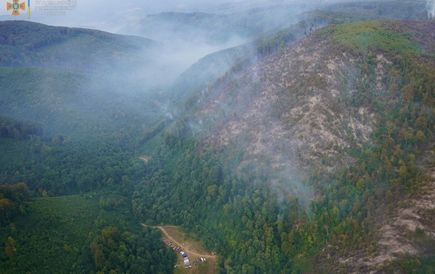 Масштабный пожар на Закарпатье: к тушению привлекли авиацию