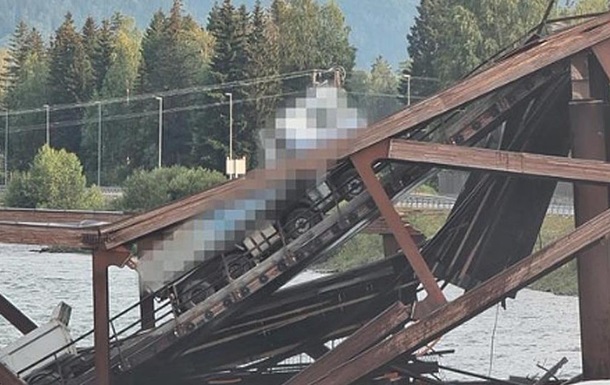 У Норвегії впав міст із авто
