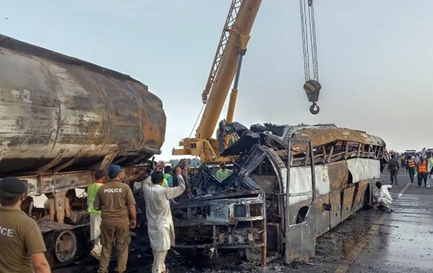 В Пакистане автобус столкнулся с цистерной: погибли 20 человек
