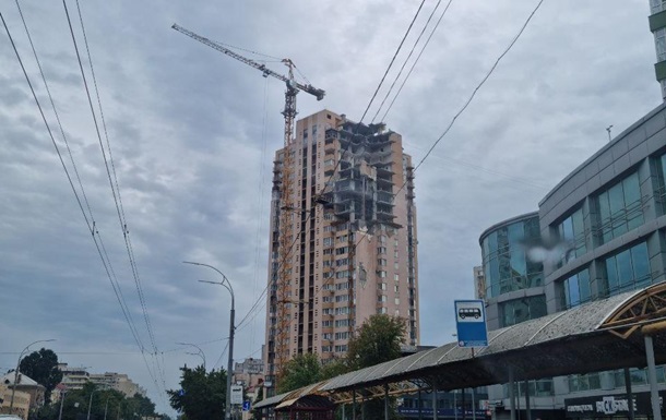 В Киеве восстанавливают разрушенный ракетой дом на проспекте Лобановского