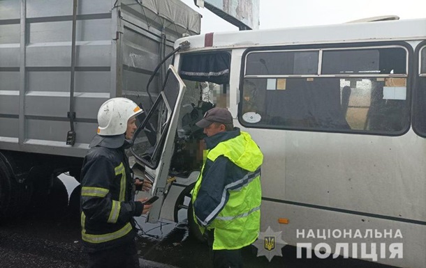 В Одесі маршрутка врізалася у вантажівку, п ятеро постраждалих