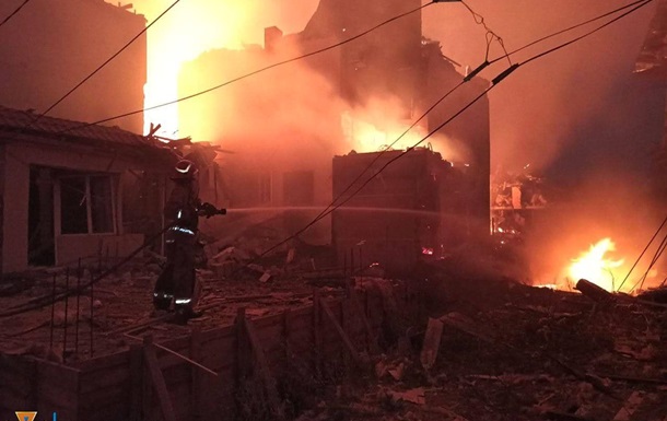 Пожарные ликвидировали последствия обстрела одесского курорта