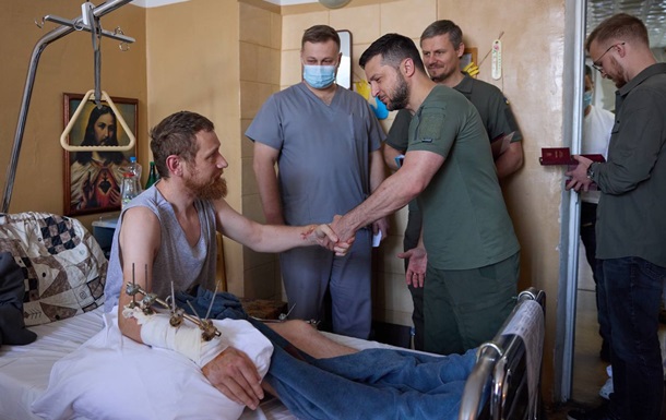 Зеленский навестил в больнице Львова раненых военных