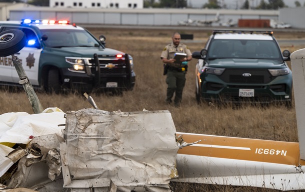 Two planes collide on landing in California