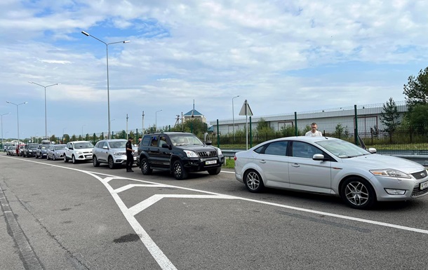 Кабмін дозволив чоловікам виїзд за кордон: умови