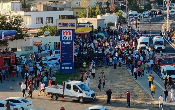 У Туреччині фургон влетів у натовп: 16 загиблих