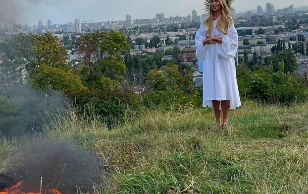 Olya Polyakova in Bald Mountain burned a Russian headdress