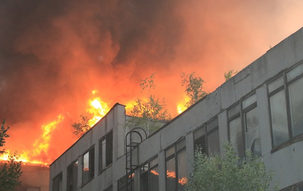 В Харькове продолжают тушить масштабный пожар 