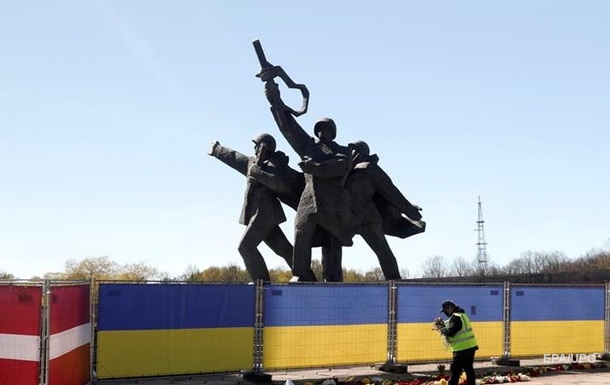 В Риге начался снос памятника советским солдатам