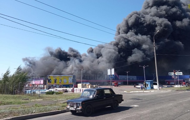 В Донецке вспыхнул масштабный пожар в гипермаркете
