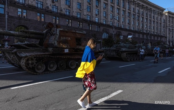 Обещают оружие. Как Запад поздравляет Украину