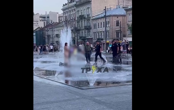 У Львові поліцейські наздоганяли голу жінку. 18+