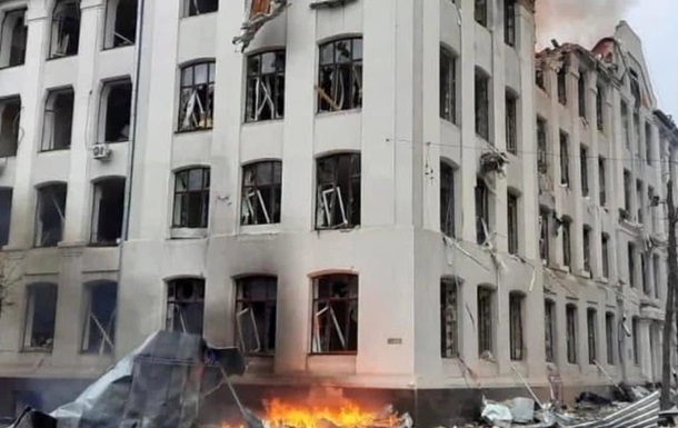 В центр Харькова попали ракеты, разрушено здание