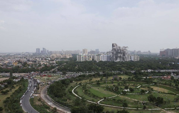 В Нью-Дели взорвали два достроенных небоскреба