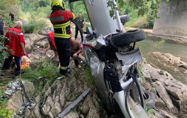 На Закарпатье машина слетела в реку с моста: трое потерпевших 