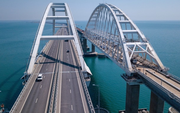 Крымский мост закрыт на въезд в Симферополь - СМИ