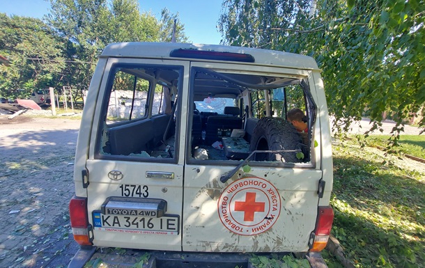 Військові РФ обстріляли базу Червоного Хреста у Слов янську